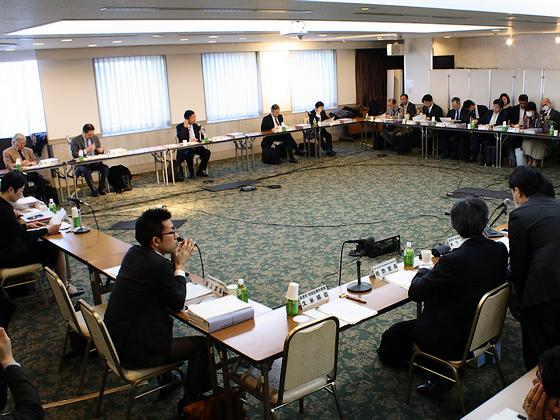 調整会議スケジュール案に委員が不快感のサムネイル画像