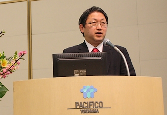 講演する佐々木課長