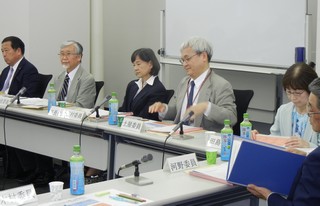 偽造薬対策、薬局での管理薬剤師の責務明確化を