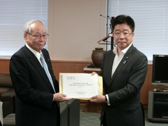 加藤厚労相と会談、医師の働き方改革めぐりのサムネイル画像