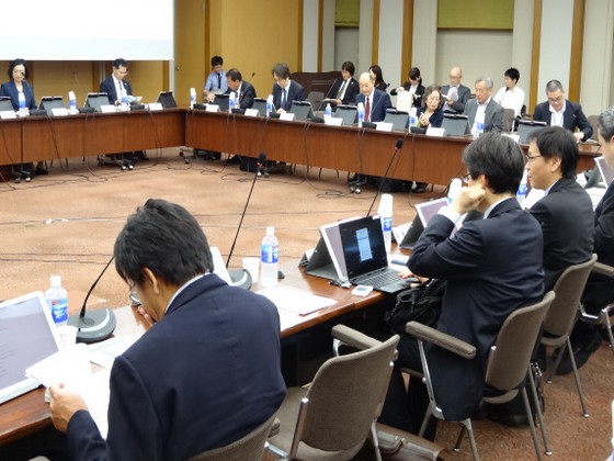 厚労省、「給付率自動調整」案の根拠に反論のサムネイル画像