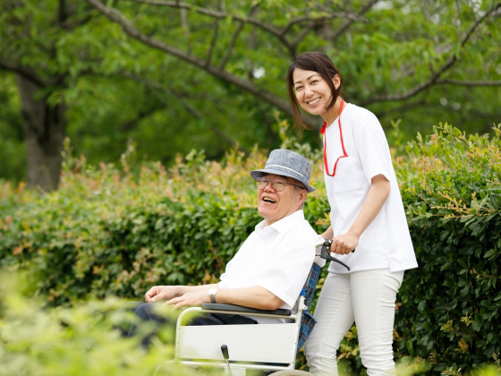 介護従事者の平均年収、月給制では350万円のサムネイル画像