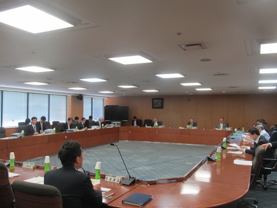 厚労省「たたき台」修正案、反対相次ぎ継続審議に