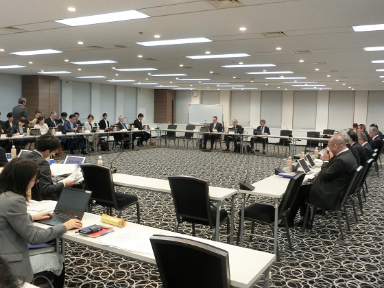 介護福祉士資格取得の一元化、経過措置の延長を議論のサムネイル画像