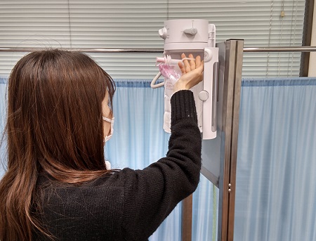 小柄な女性でも吸引バッグが取り出しやすい設計に