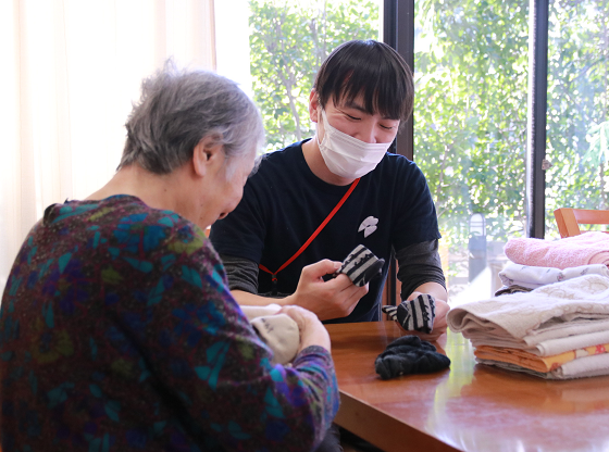 伸こう福祉会で介助サポートに当たる職員