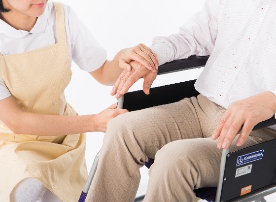 介護福祉士、20年度の平均年収は292万円のサムネイル画像