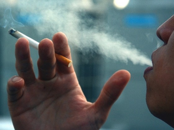 公共空間での喫煙、4割超「一律に禁止を」