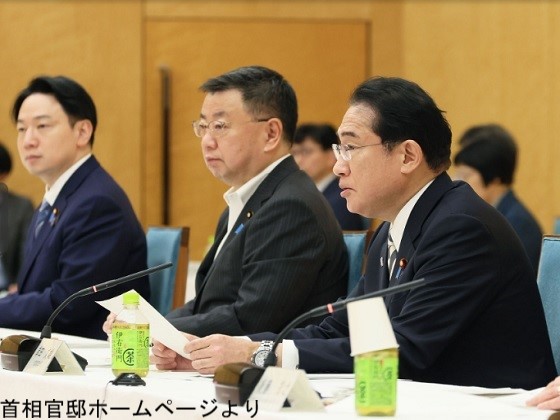岸田首相、少子化対策の「戦略方針」策定を指示