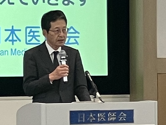 学校健診「原則着衣」は誤解招く、日医のサムネイル画像