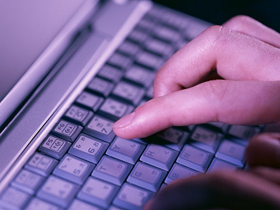 個人情報2,003人分保存のパソコンが詐欺被害にのサムネイル画像