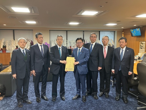 高額な紹介手数料、「原資は公的医療保険」と指摘のサムネイル画像