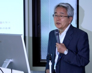 入院基本料で看護職以外の配置も評価を