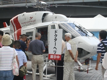 「救急の日」イベントでAED実演