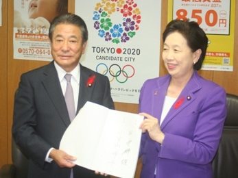 新旧厚労相が事務引き継ぎ