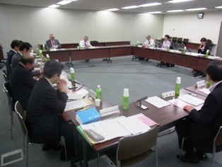 学会専門医、更新厳格化で新制度に移行を