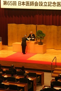 日医最高優功賞に長瀬氏ら17人