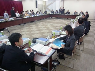 感染防止で施設休業の指標、議論は平行線