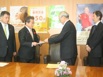 課税のあり方検討を日医などが厚労相に要望