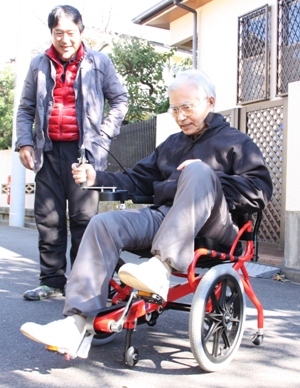 動く楽しみ、かなえる足こぎ車いす