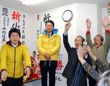 長妻氏議席守る、民主の厚労相経験者で唯一