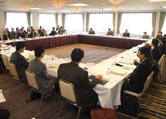 ケアマネの実務受験要件、法定資格に限定へ