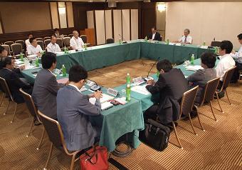 消費増税に合わせた報酬の一部改定案を了承