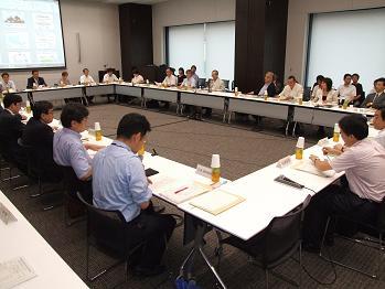 都市の買い物弱者の実態把握を求める声も