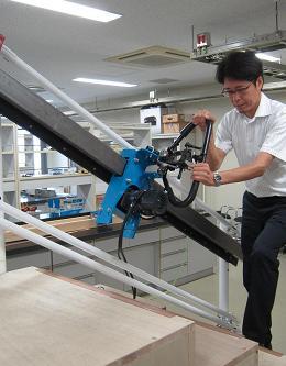 高齢者らの移動支える電動手すりを開発