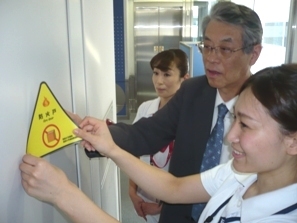 防火戸ステッカー作製、視覚効果で意識向上