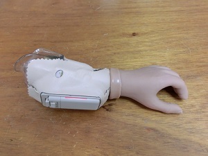 全国初、子ども用「筋電義手バンク」を設立