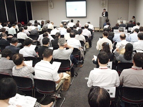 勤務環境は改善するか、厚労省シンポ