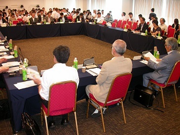 介福士の資格取得一元化、一部先送りへ