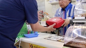 近畿初、コンビニにAED設置