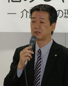 介護職員の7割超「働く上で不安」