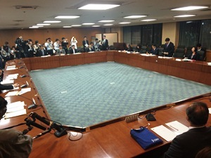 厚労相、エボラから「国民守り切る」