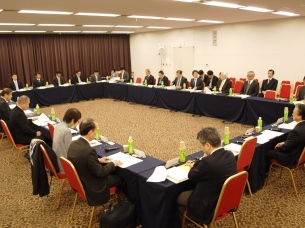 介護現場で働く外国人、受け入れ実態は？