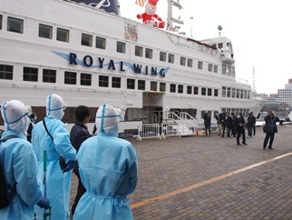 エボラ疑い患者乗せた貨物船、横浜港で訓練